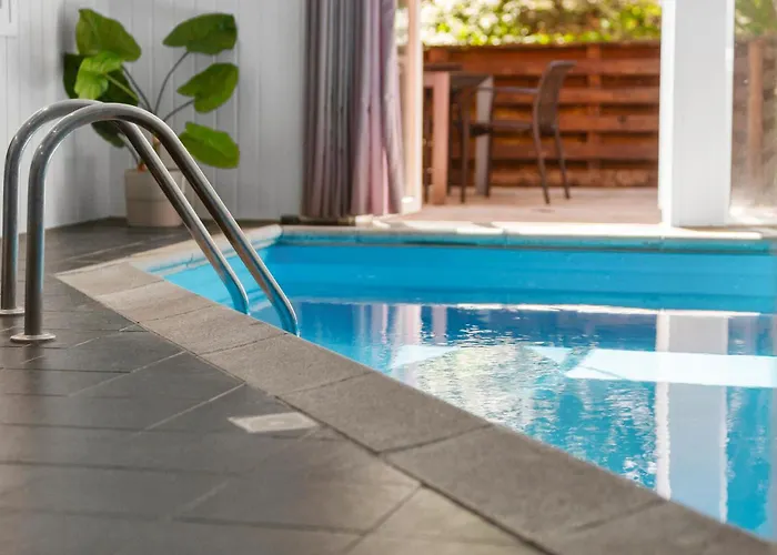 בית נופש Lovely In With Sauna *